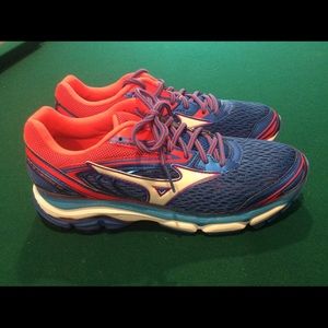 Mizuno women’s wave inspire size 10